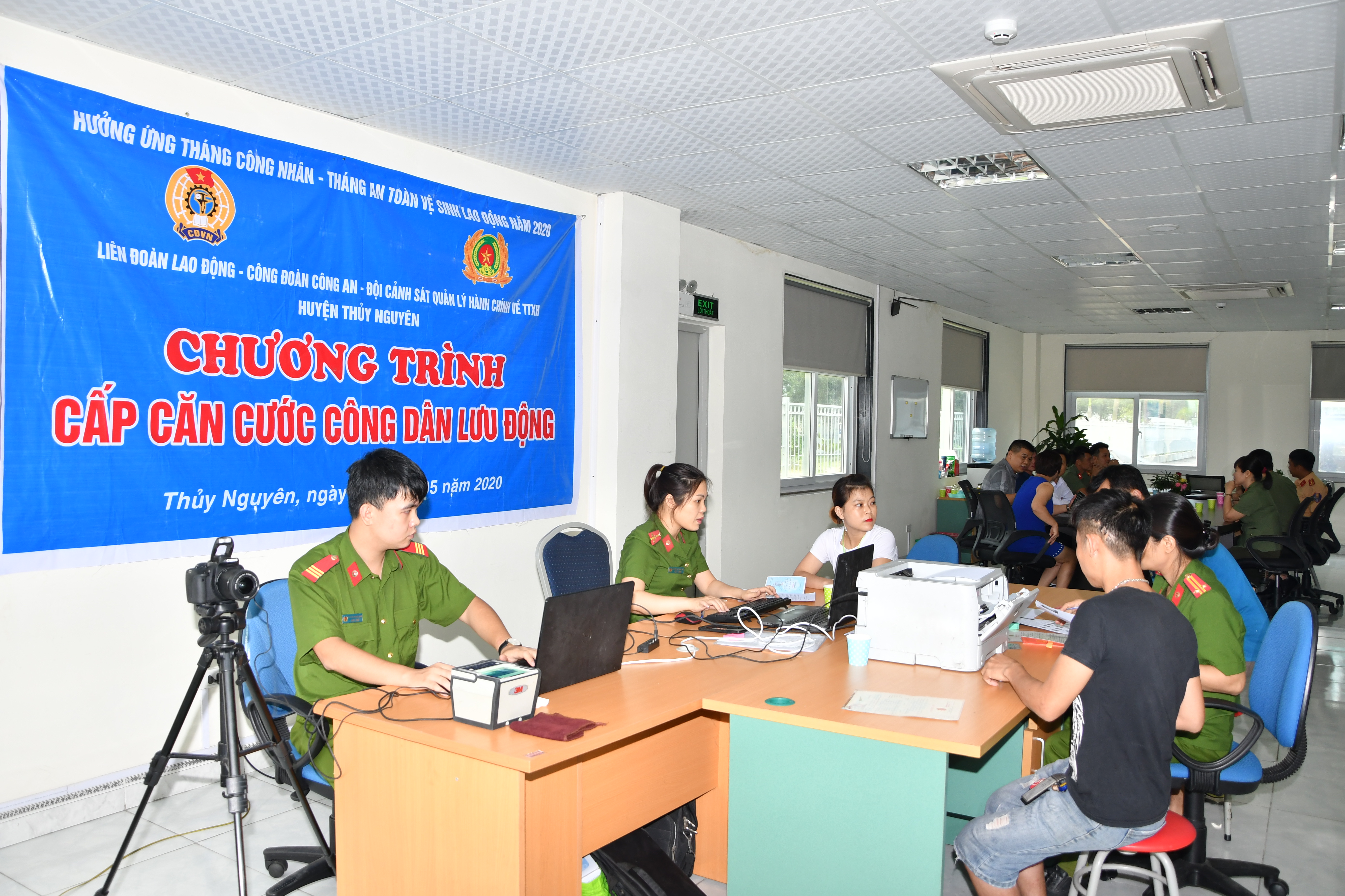 Công đoàn Công an huyện Thủy Nguyên: Cấp căn cước công dân lưu động và tặng móc khóa an ninh